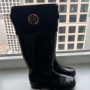 Tommy Hilfiger Black Glossy Logo Rain Boots with Gold Emblem